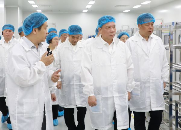 宜兴市四套班子成员齐聚远东观摩